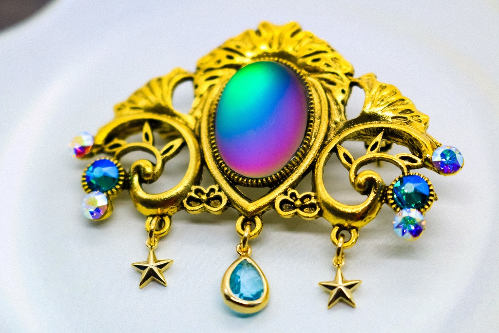 【幻想的な虹色の海 〜チェコガラスのマーメイドドリーム ブローチ〜】ゴールド金具