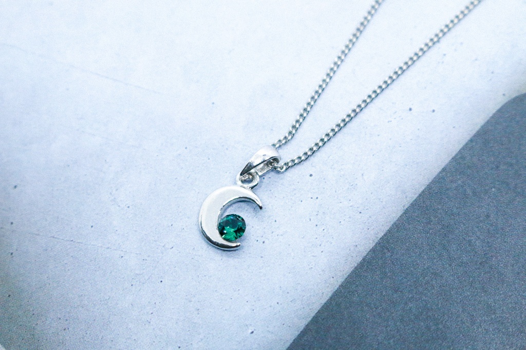 【プレゼントにも】クリスタルクレセントムーンのネックレス エメラルド 金具の色が選べます