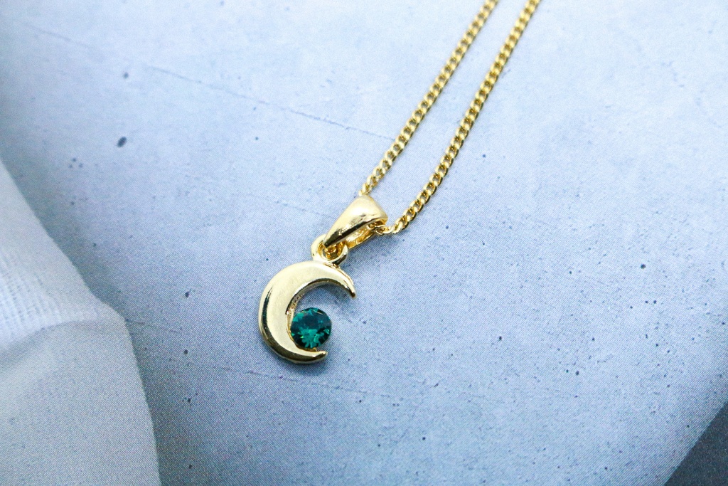 【プレゼントにも】クリスタルクレセントムーンのネックレス エメラルド 金具の色が選べます