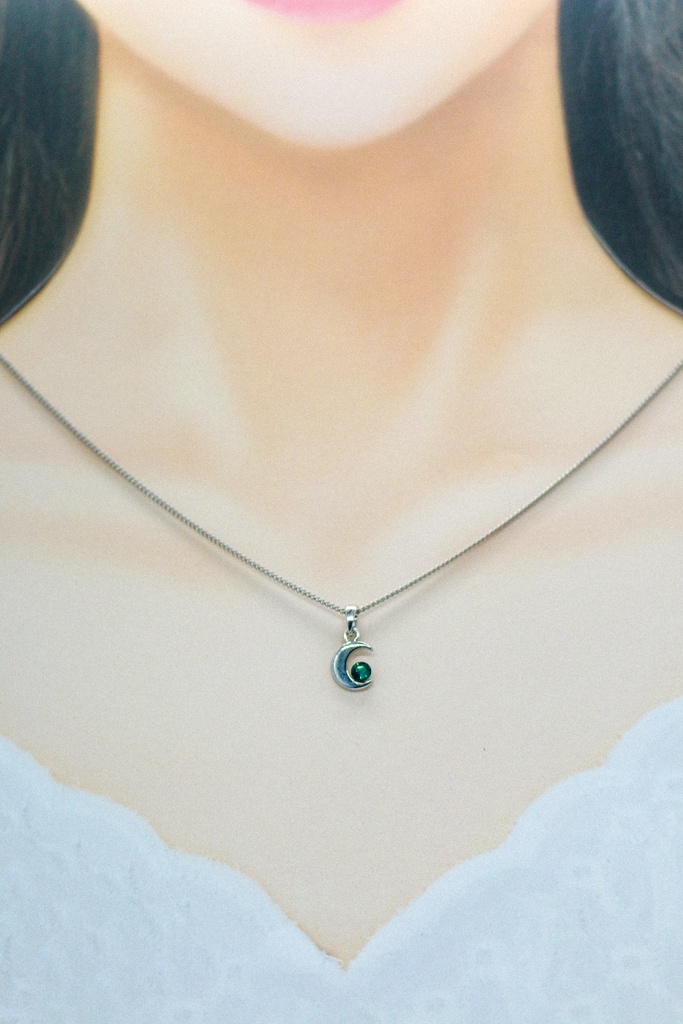 【プレゼントにも】クリスタルクレセントムーンのネックレス エメラルド 金具の色が選べます