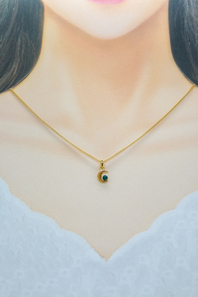 【プレゼントにも】クリスタルクレセントムーンのネックレス エメラルド 金具の色が選べます