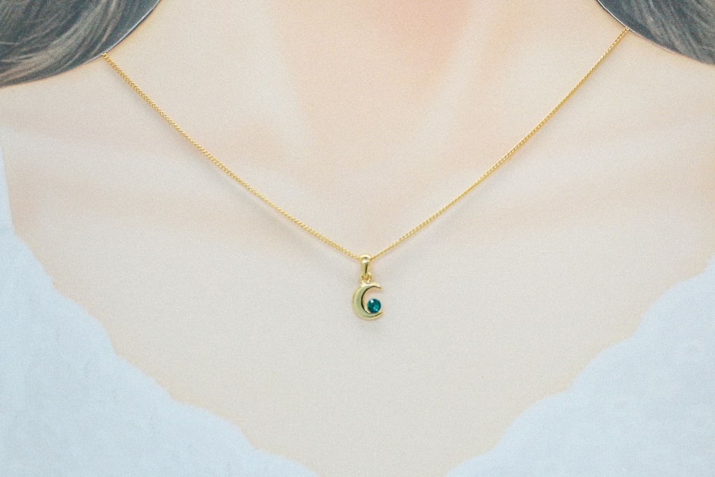 【プレゼントにも】クリスタルクレセントムーンのネックレス エメラルド 金具の色が選べます