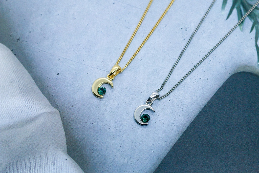 【プレゼントにも】クリスタルクレセントムーンのネックレス エメラルド 金具の色が選べます