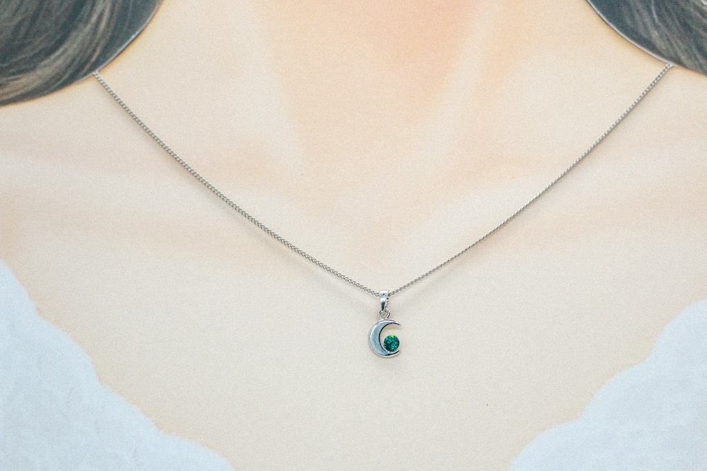 【プレゼントにも】クリスタルクレセントムーンのネックレス エメラルド 金具の色が選べます
