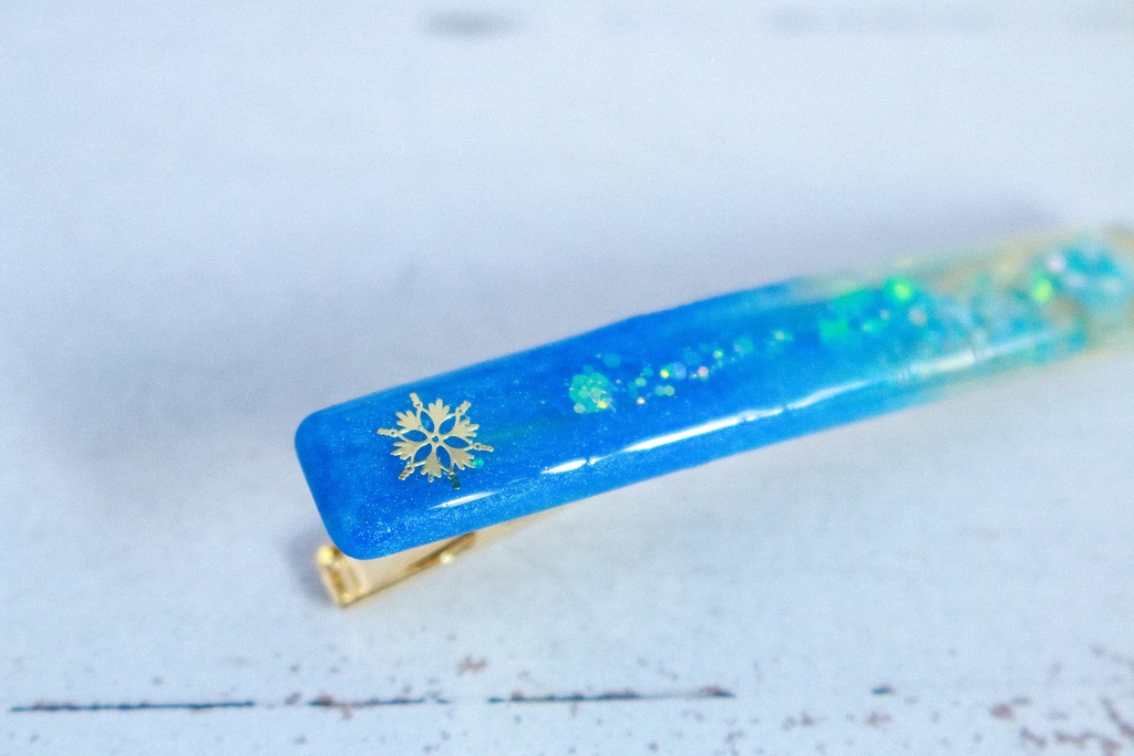 雪の結晶のヘアクリップ　スティックタイプ　アクアブルー×クリア　ゴールド金具
