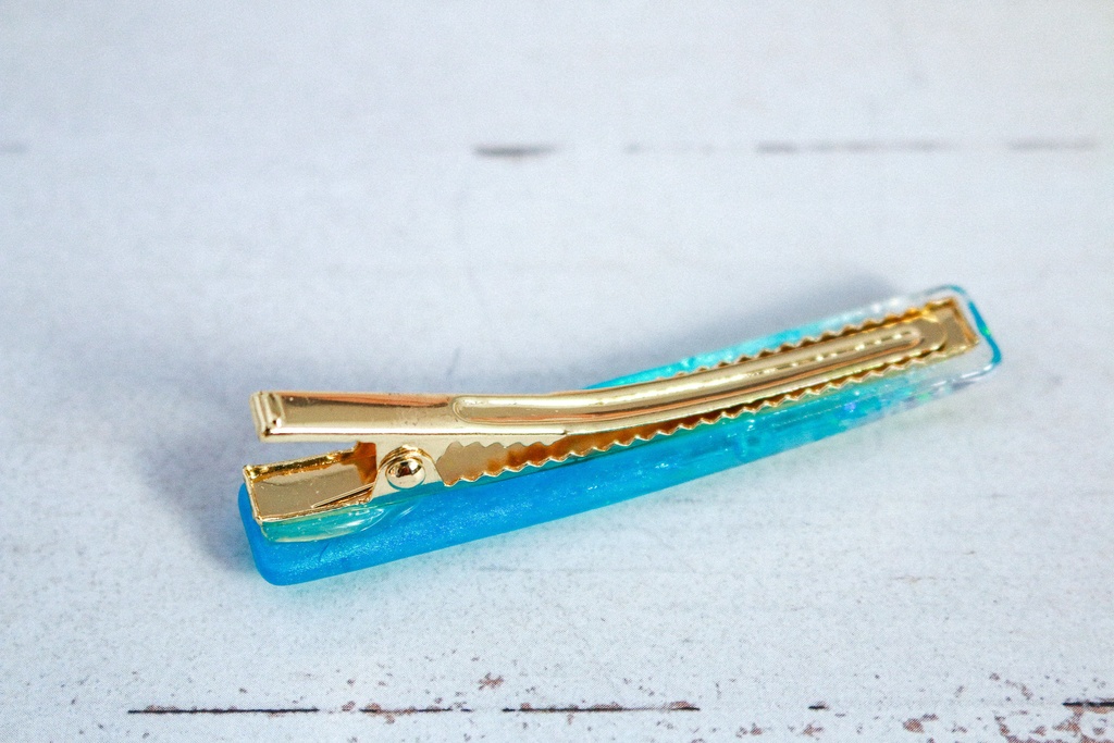 雪の結晶のヘアクリップ スティックタイプ ターコイズブルー×クリア ゴールド金具