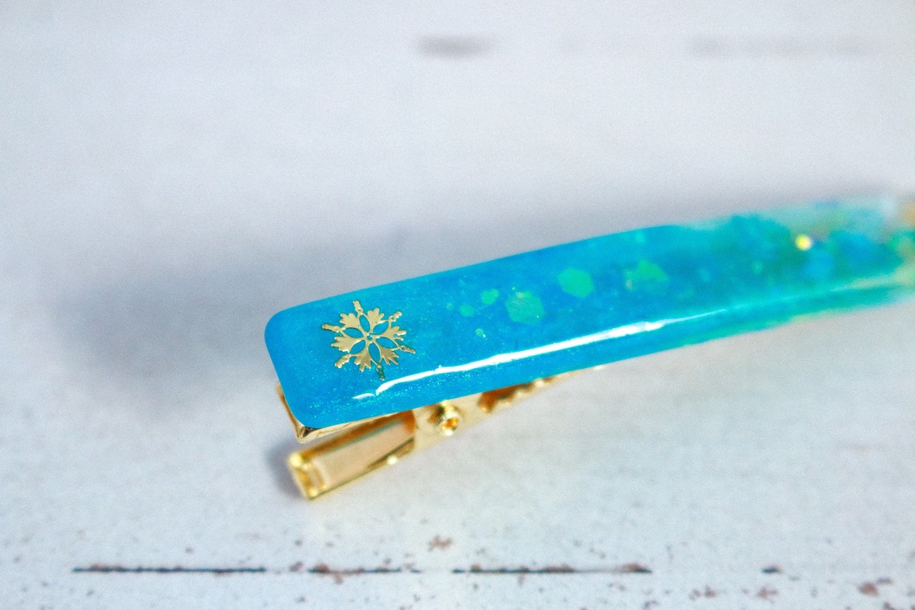 雪の結晶のヘアクリップ　スティックタイプ　ターコイズブルー×クリア　ゴールド金具