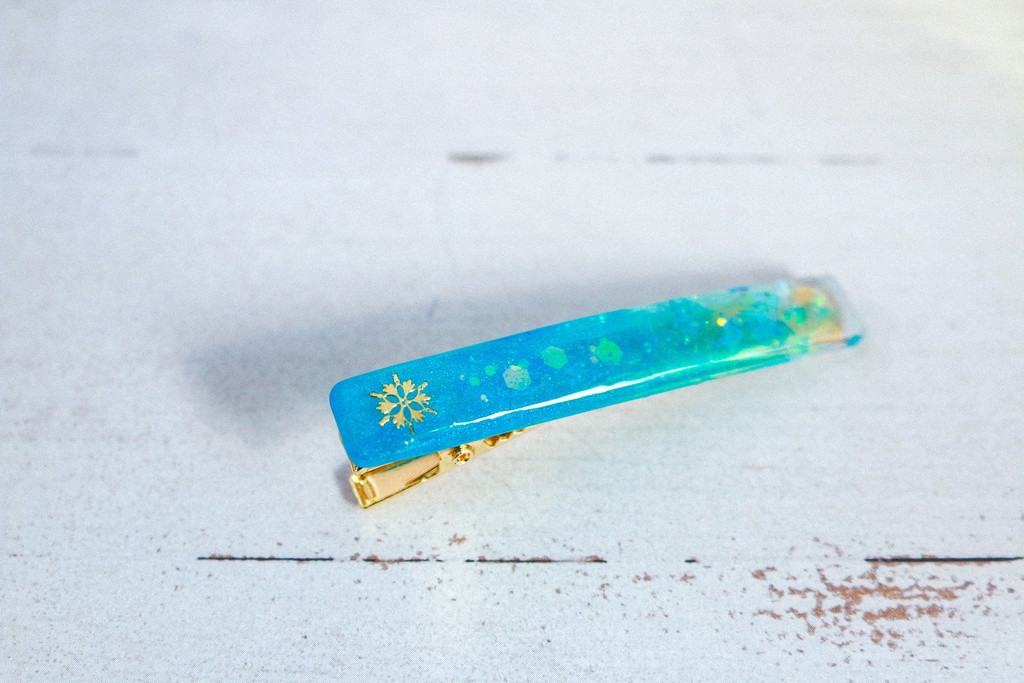 雪の結晶のヘアクリップ スティックタイプ ターコイズブルー×クリア ゴールド金具