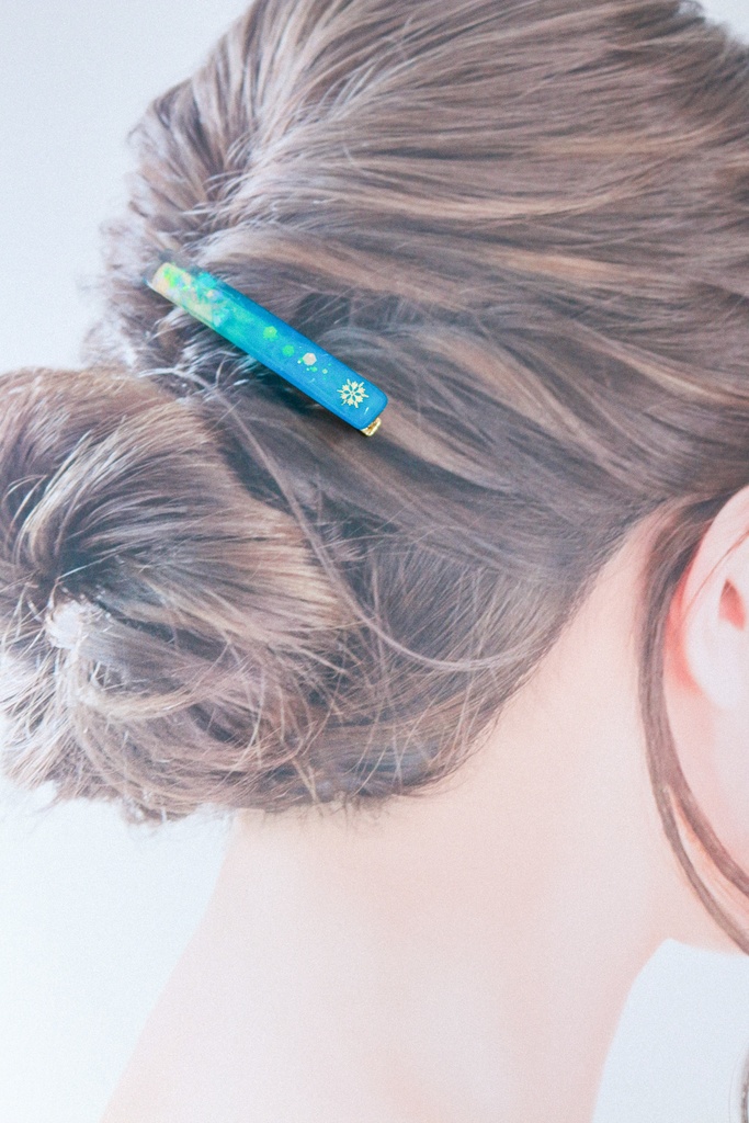 雪の結晶のヘアクリップ スティックタイプ ターコイズブルー×クリア ゴールド金具