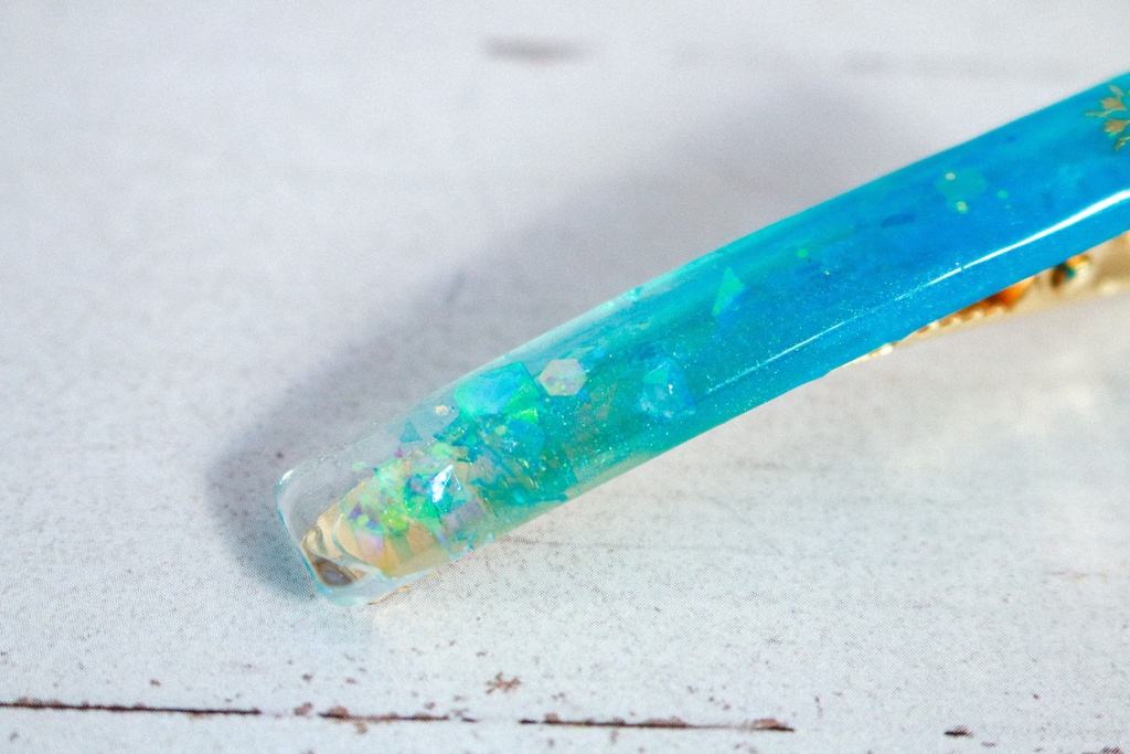 雪の結晶のヘアクリップ スティックタイプ ターコイズブルー×クリア ゴールド金具