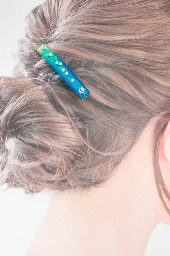 雪の結晶のヘアクリップ スティックタイプ シアンブルー×クリア ゴールド金具