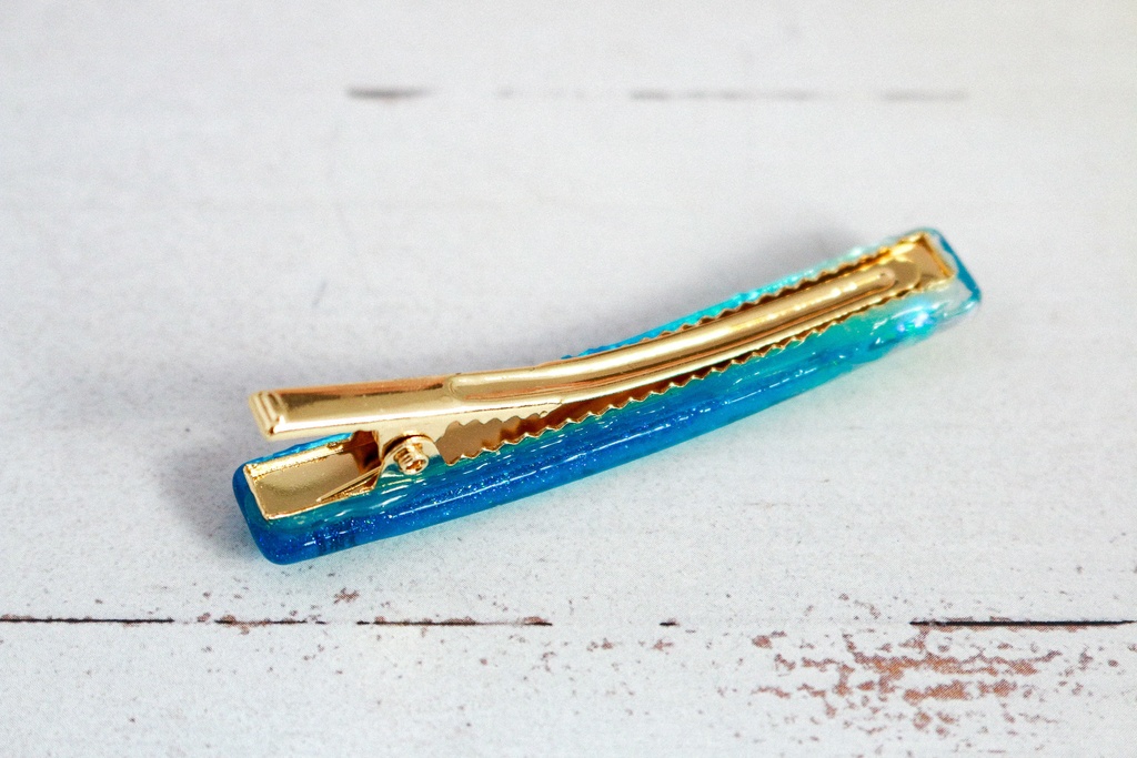 雪の結晶のヘアクリップ スティックタイプ シアンブルー×クリア ゴールド金具