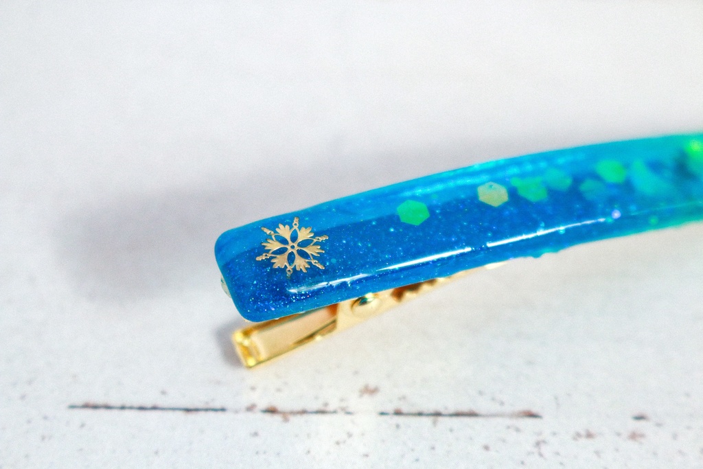 雪の結晶のヘアクリップ　スティックタイプ　シアンブルー×クリア　ゴールド金具