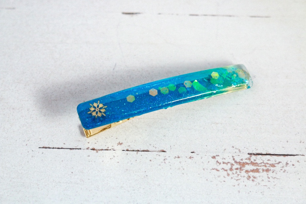 雪の結晶のヘアクリップ スティックタイプ シアンブルー×クリア ゴールド金具