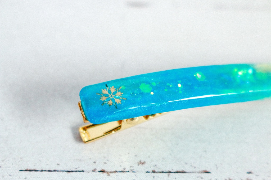 雪の結晶のヘアクリップ　スティックタイプ　ターコイズブルー×クリア　ゴールド金具