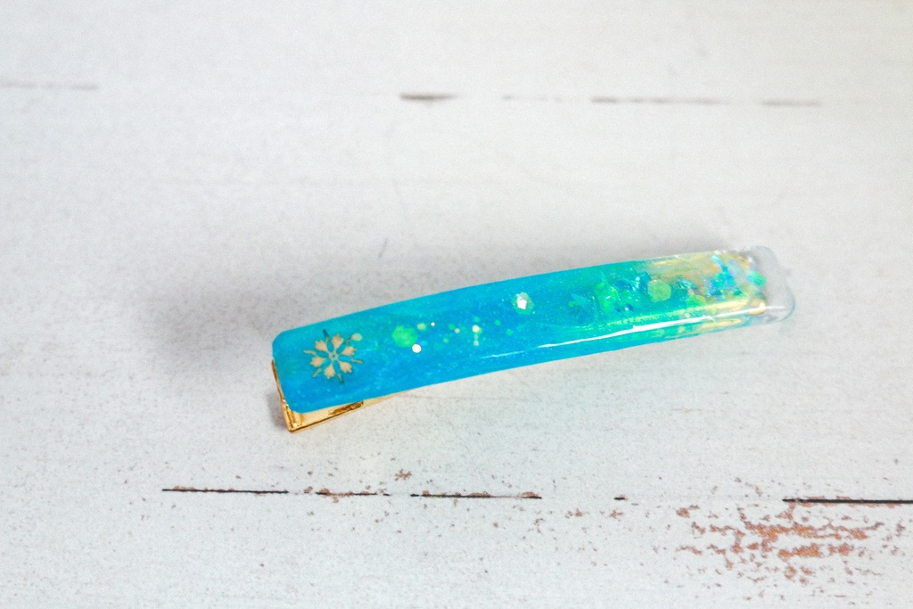 雪の結晶のヘアクリップ スティックタイプ ターコイズブルー×クリア ゴールド金具