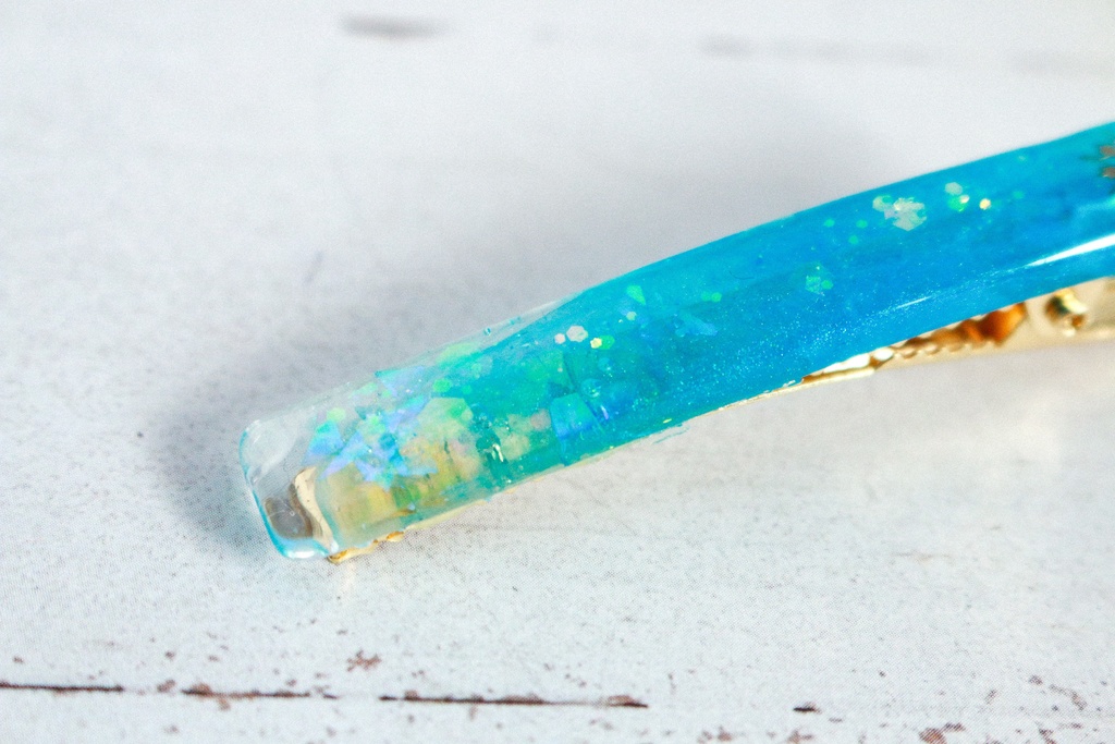 雪の結晶のヘアクリップ スティックタイプ ターコイズブルー×クリア ゴールド金具