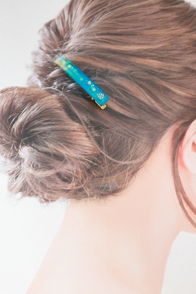 雪の結晶のヘアクリップ スティックタイプ ターコイズブルー×クリア ゴールド金具