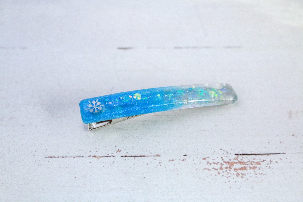 雪の結晶のヘアクリップ スティックタイプ パールブルー×クリア シルバー金具