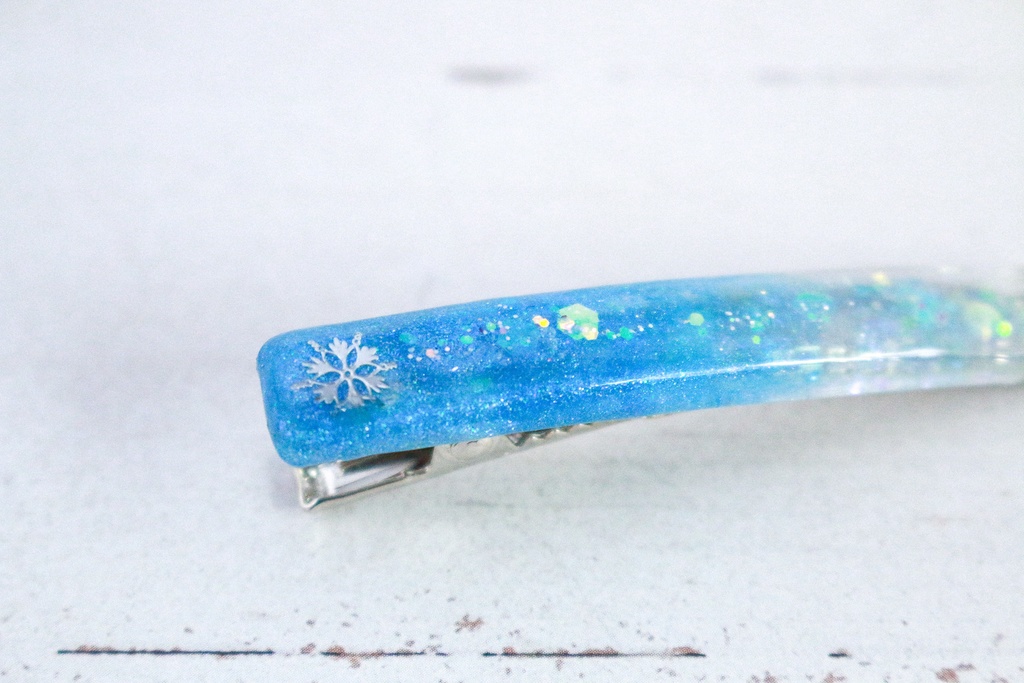 雪の結晶のヘアクリップ　スティックタイプ　パールブルー×クリア　シルバー金具