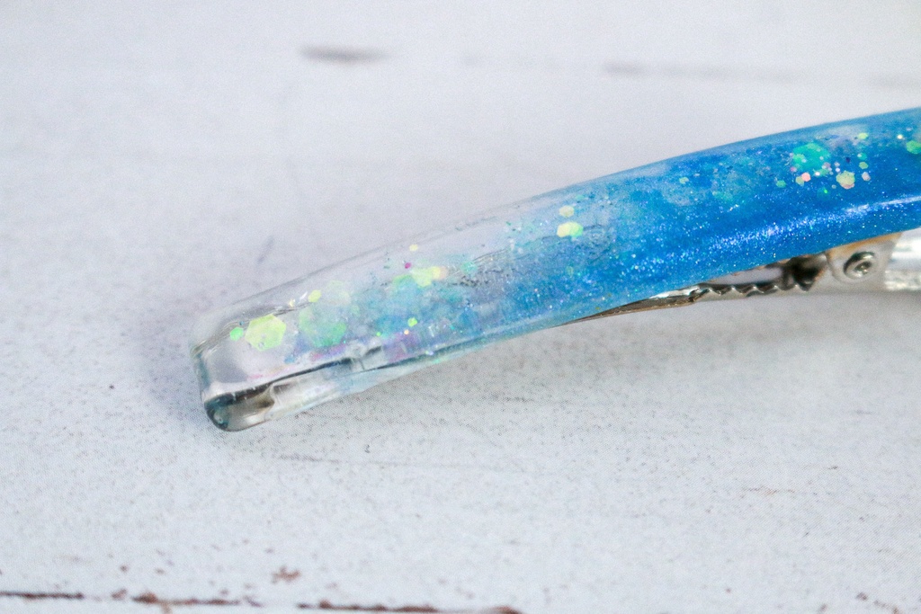 雪の結晶のヘアクリップ スティックタイプ パールブルー×クリア シルバー金具