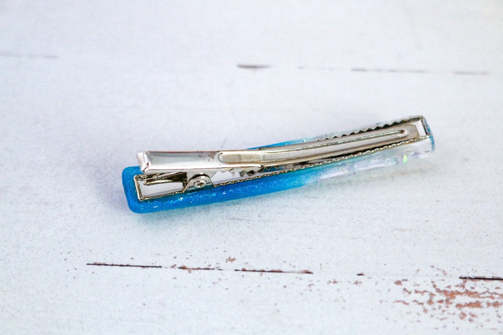 雪の結晶のヘアクリップ スティックタイプ パールブルー×クリア シルバー金具