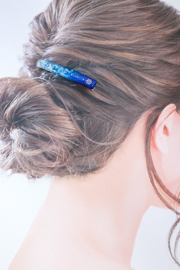 雪の結晶のヘアクリップ スティックタイプ オーシャンブルー×クリア シルバー金具