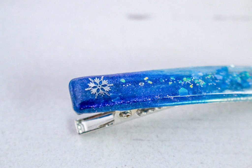 雪の結晶のヘアクリップ スティックタイプ オーシャンブルー×クリア シルバー金具