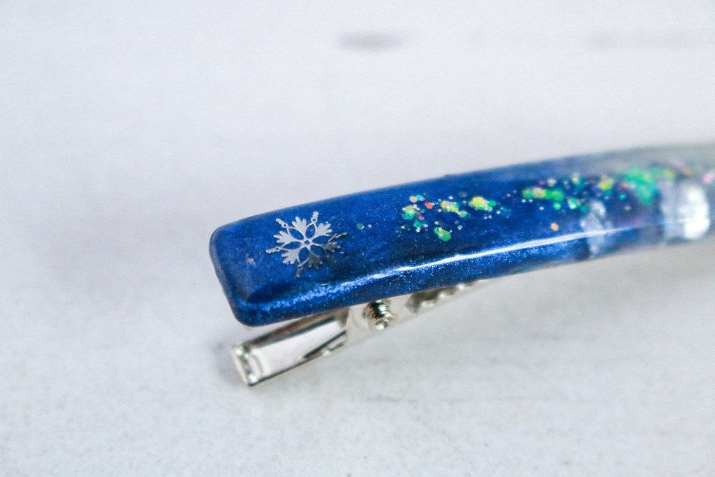 雪の結晶のヘアクリップ スティックタイプ ドラゴニックブルー×クリア シルバー金具