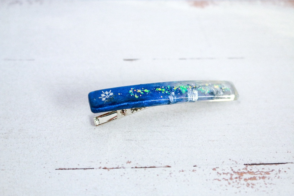 雪の結晶のヘアクリップ スティックタイプ ドラゴニックブルー×クリア シルバー金具