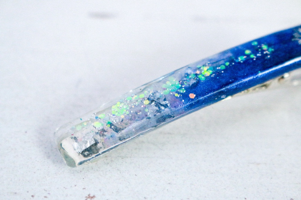 雪の結晶のヘアクリップ スティックタイプ ドラゴニックブルー×クリア シルバー金具