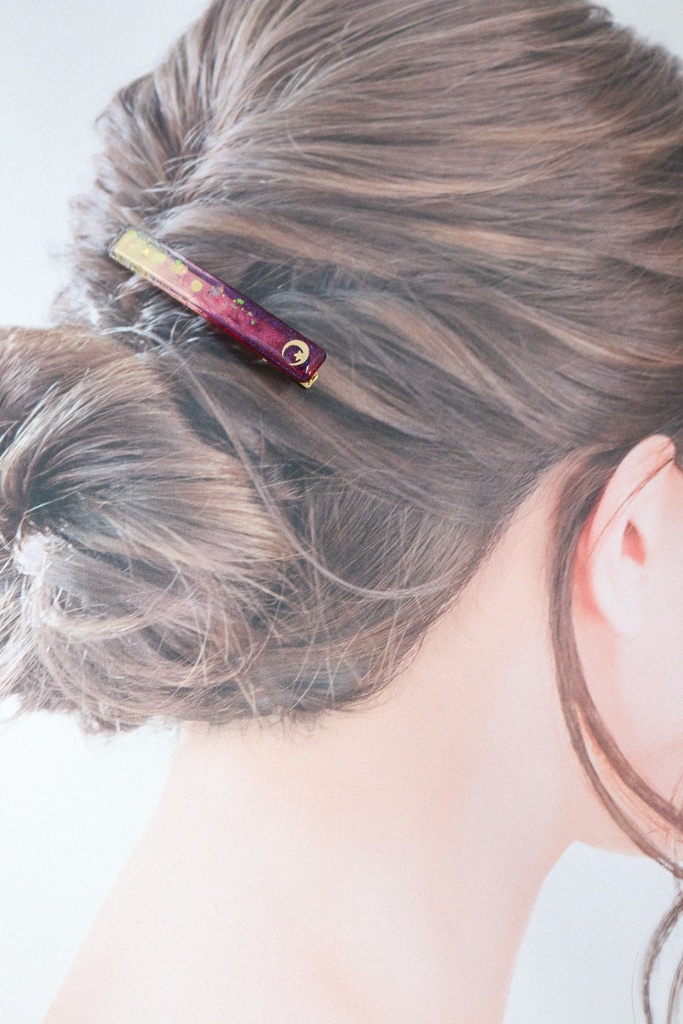 三日月のヘアクリップ スティックタイプ 葡萄色×クリア 金具の色が選べます