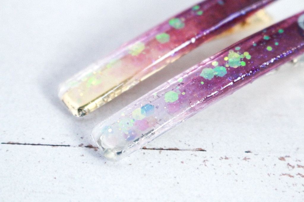 三日月のヘアクリップ スティックタイプ 葡萄色×クリア 金具の色が選べます