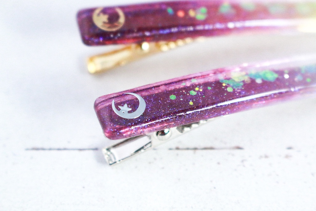 三日月のヘアクリップ スティックタイプ 葡萄色×クリア 金具の色が選べます