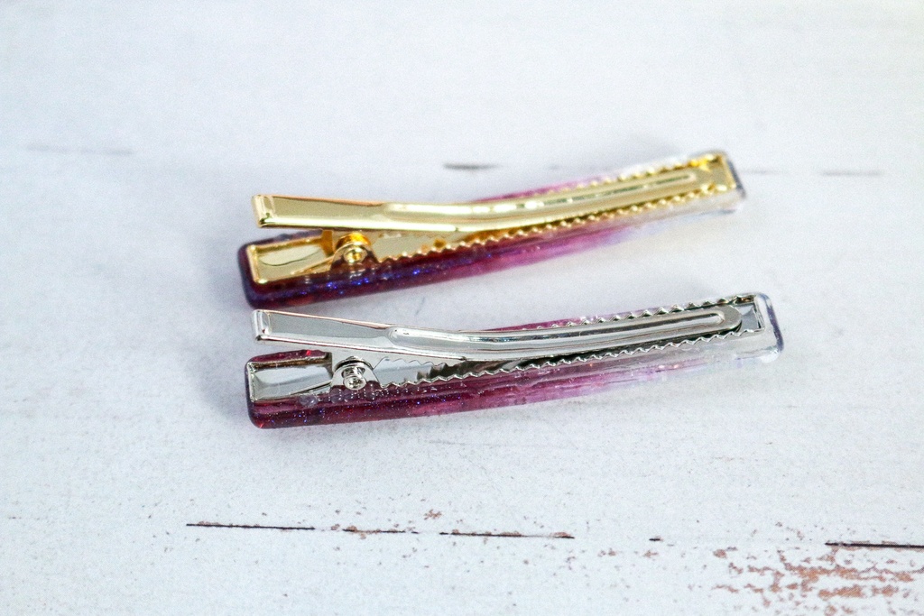 三日月のヘアクリップ スティックタイプ 葡萄色×クリア 金具の色が選べます