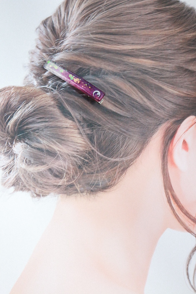 三日月のヘアクリップ スティックタイプ 葡萄色×クリア 金具の色が選べます