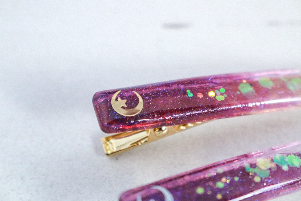 三日月のヘアクリップ スティックタイプ 葡萄色×クリア 金具の色が選べます
