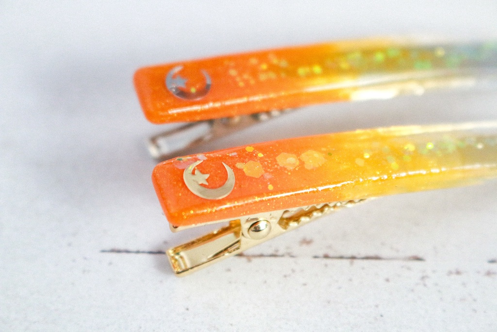 三日月のヘアクリップ スティックタイプ イエローオレンジ×クリア 金具の色が選べます