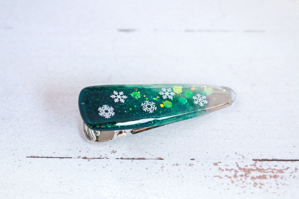 【深緑の余白 】雪の結晶のヘアクリップ ダークグリーン×クリア シルバー金具