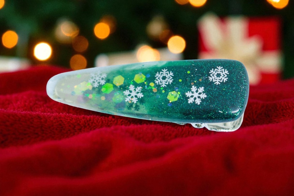 【深緑の余白 】雪の結晶のヘアクリップ ダークグリーン×クリア シルバー金具