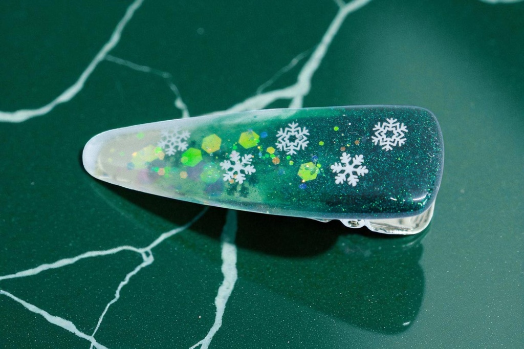 【深緑の余白 】雪の結晶のヘアクリップ ダークグリーン×クリア シルバー金具