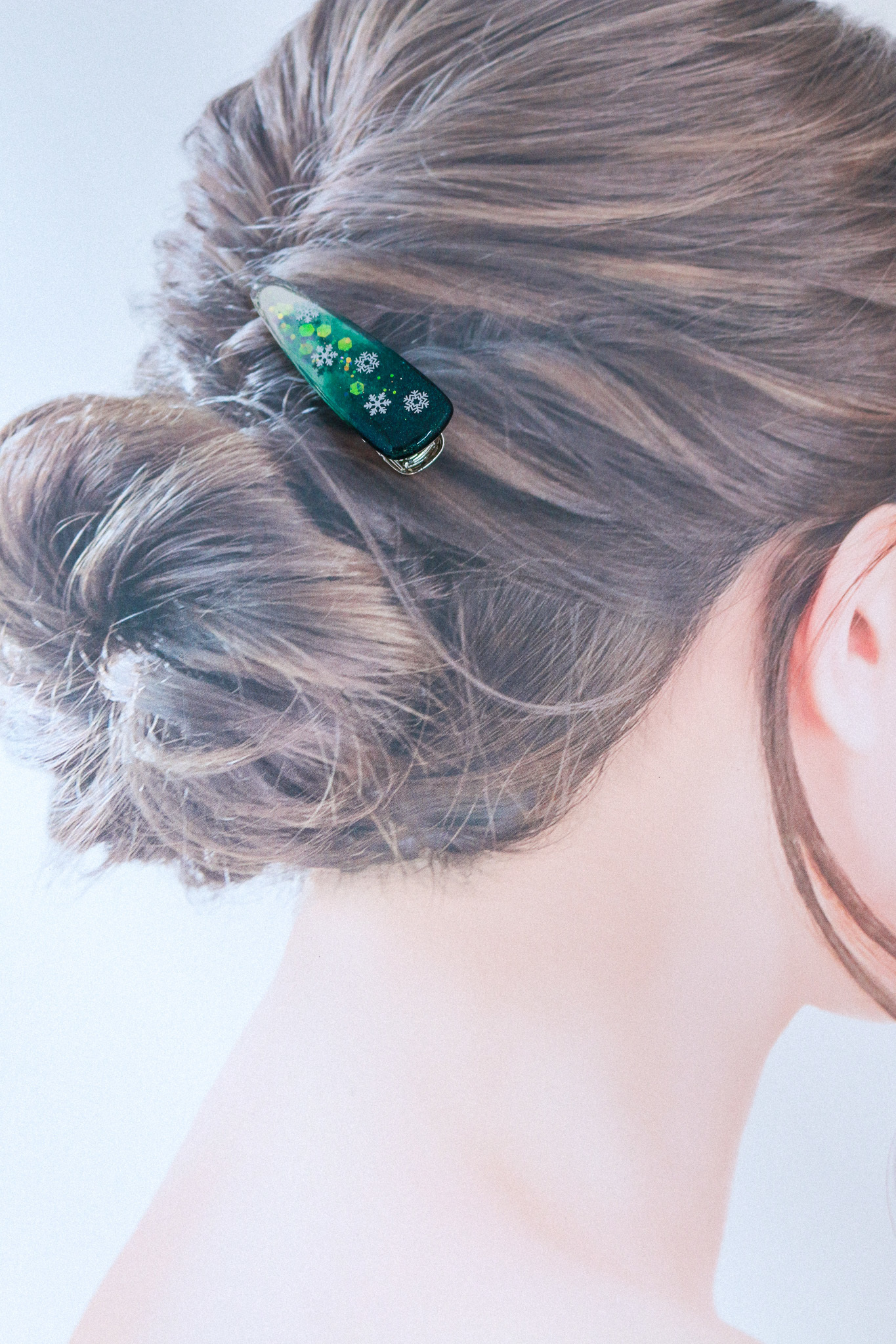 【深緑の余白 】雪の結晶のヘアクリップ ダークグリーン×クリア シルバー金具 - S11a 青色中心雑貨 - BOOTH