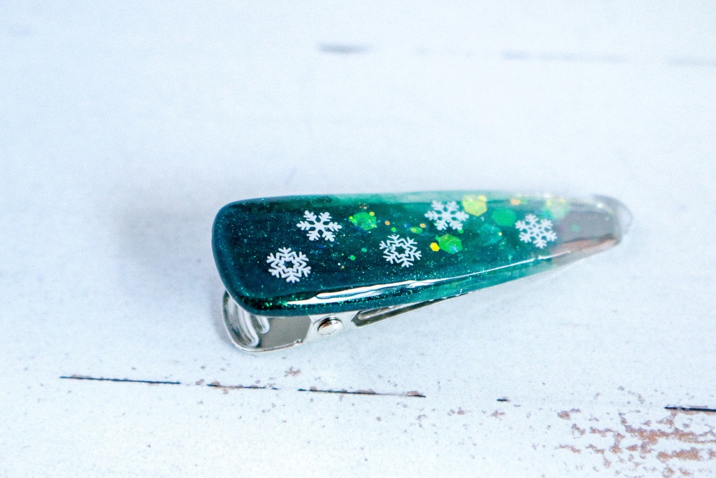 【深緑の余白 】雪の結晶のヘアクリップ ダークグリーン×クリア シルバー金具