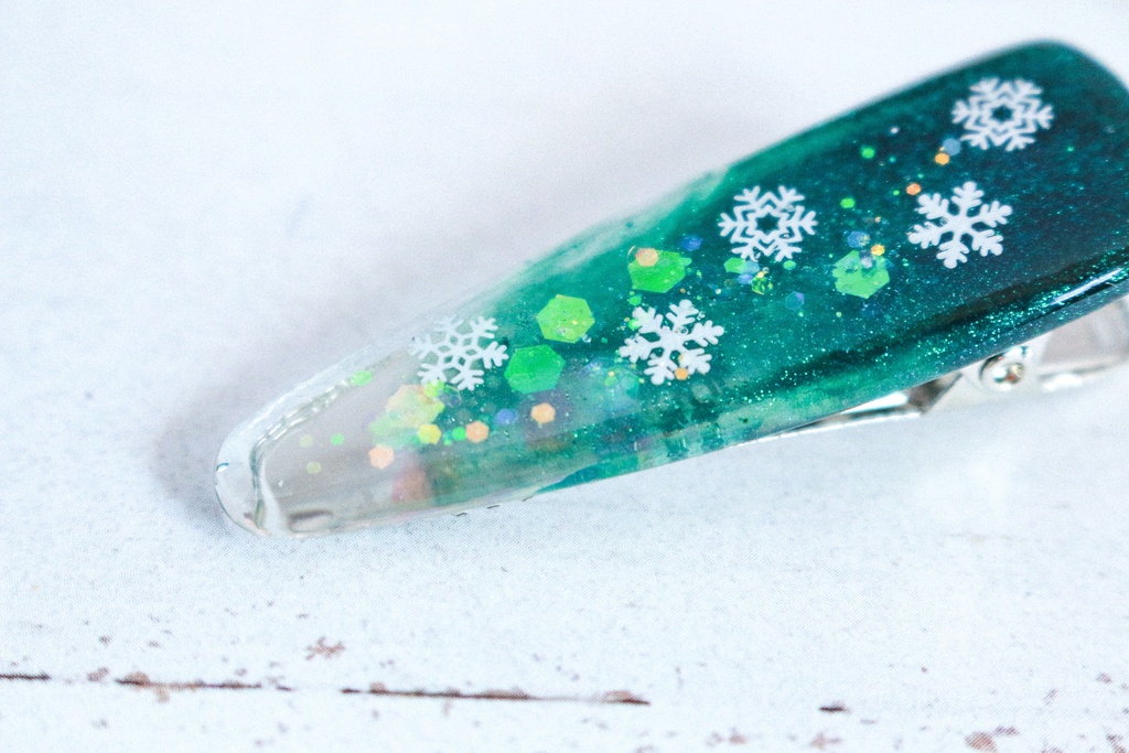 【深緑の余白 】雪の結晶のヘアクリップ ダークグリーン×クリア シルバー金具