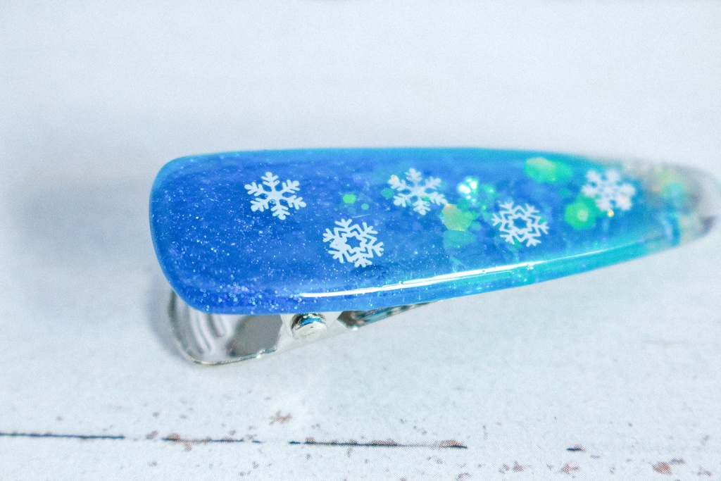 雪の結晶のヘアクリップ　シアンブルー×クリア　シルバー金具