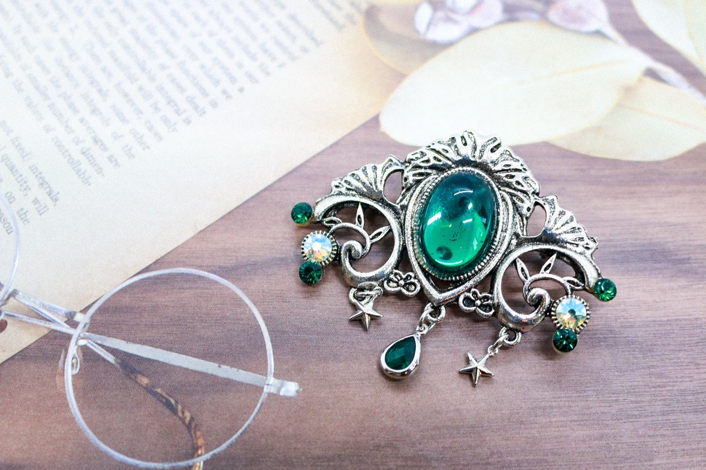 チェコヴィンテージガラスのブローチ エメラルド シルバー金具