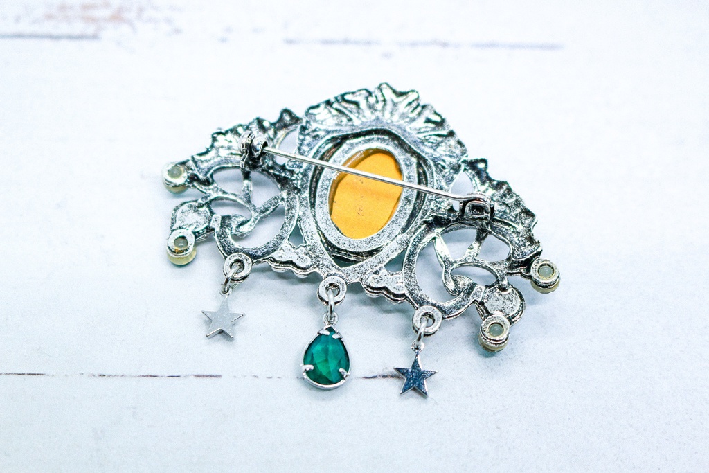 チェコヴィンテージガラスのブローチ エメラルド シルバー金具