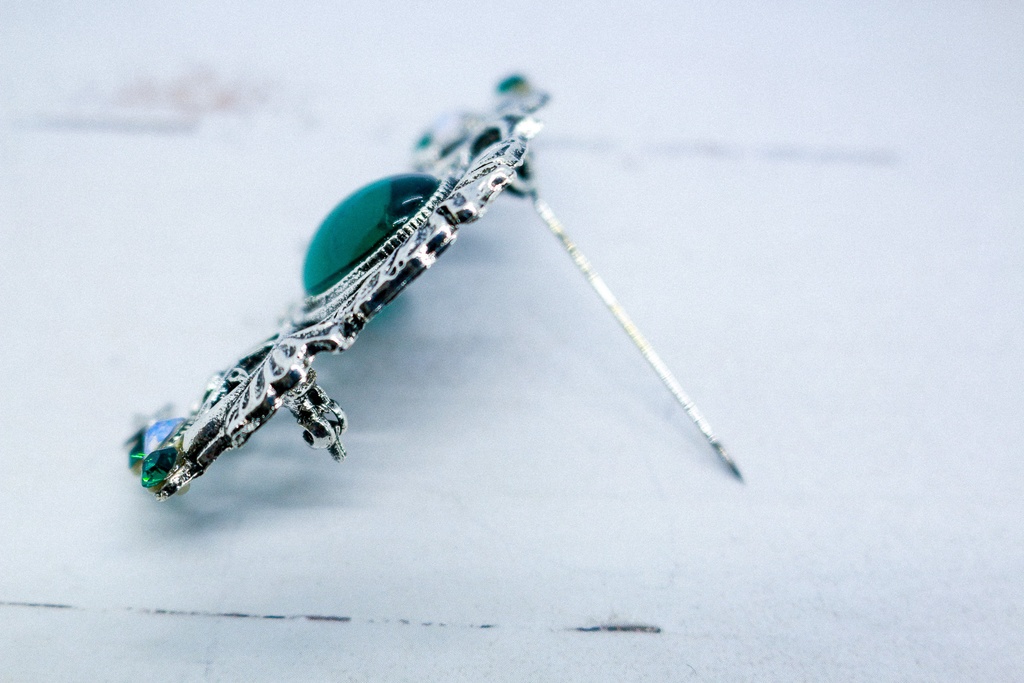 チェコヴィンテージガラスのブローチ エメラルド シルバー金具