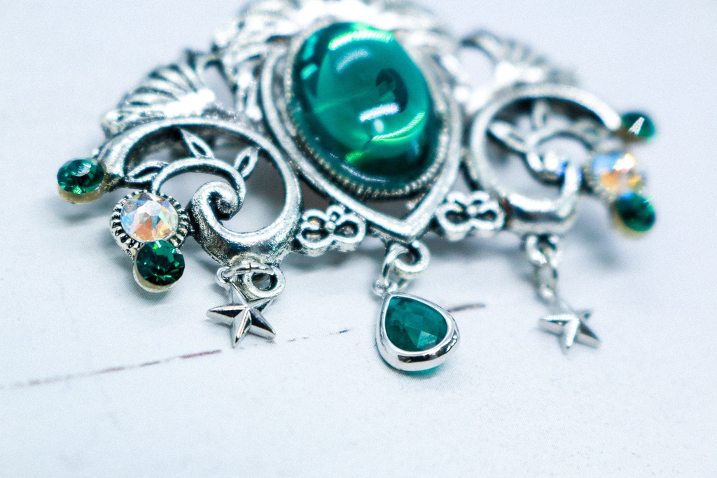 チェコヴィンテージガラスのブローチ エメラルド シルバー金具