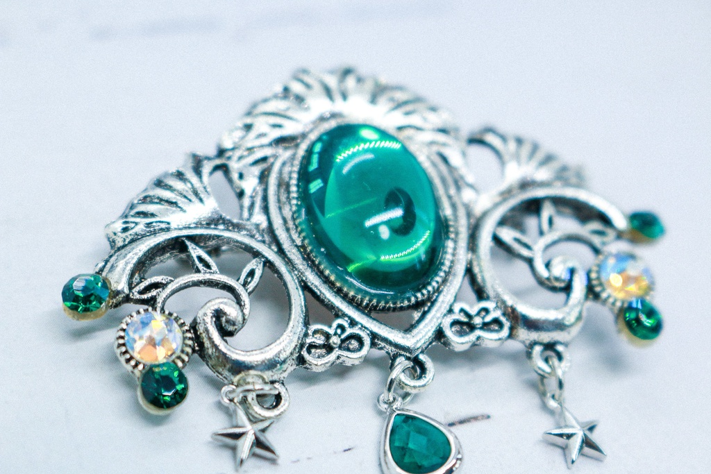 チェコヴィンテージガラスのブローチ エメラルド シルバー金具